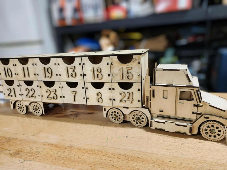 Calendrier de l'Avent camion bois découpe laser Lakata