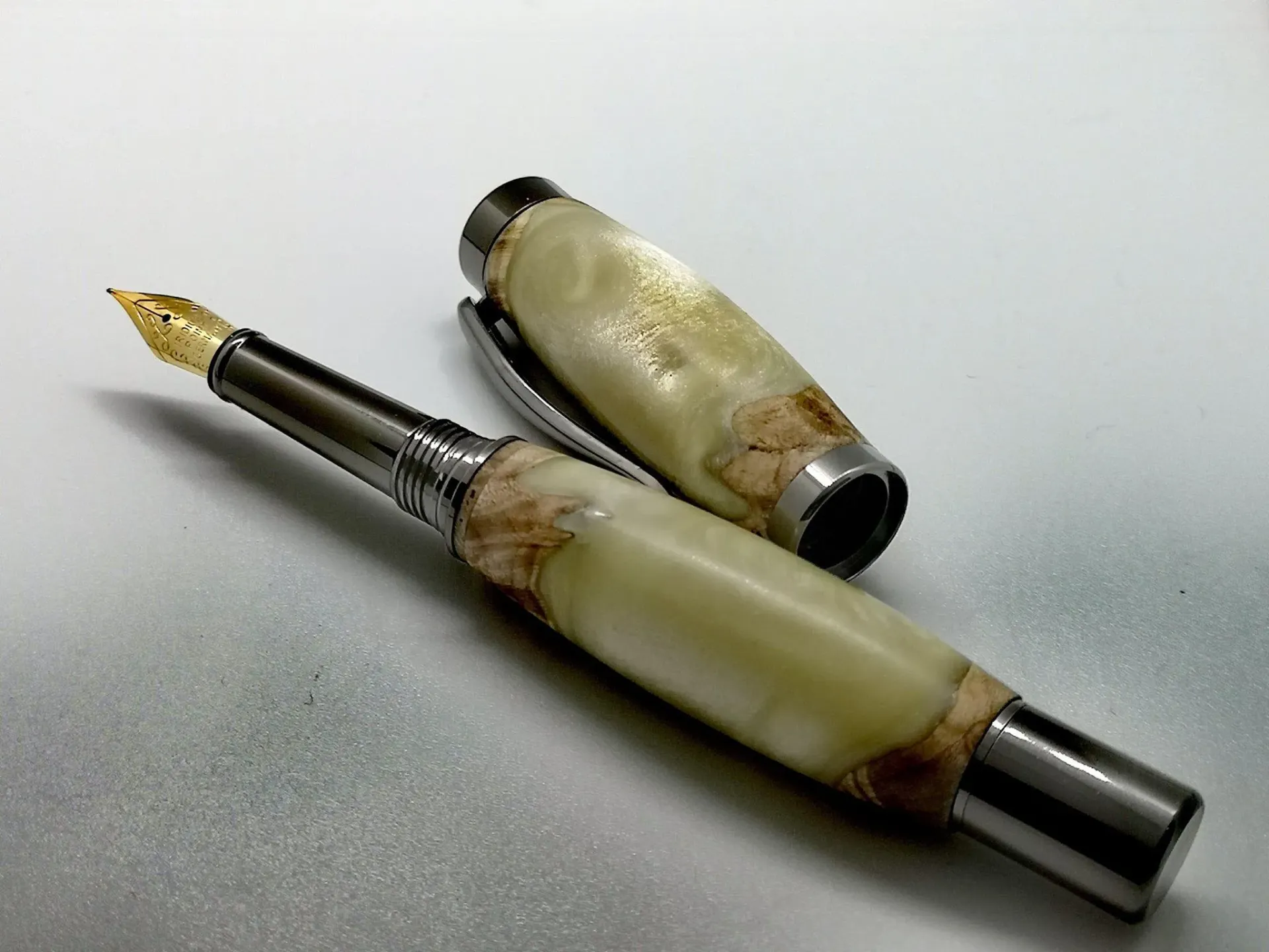 Plume époxy blanche